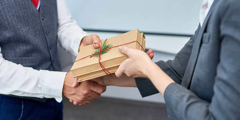  Things You Should Know About Corporate Gift Giving